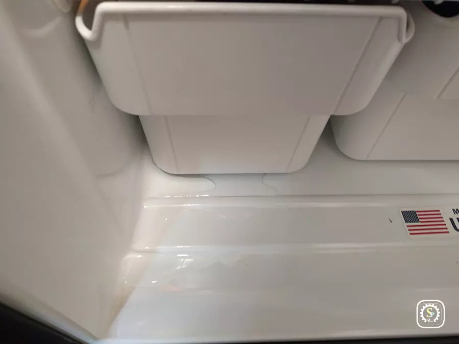 جمع شدن آب در کف یخچال